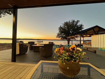 Lakefront retreat with private Boat Ramp, Dock, Hot Tub, and Stunning Sunsets ☀️