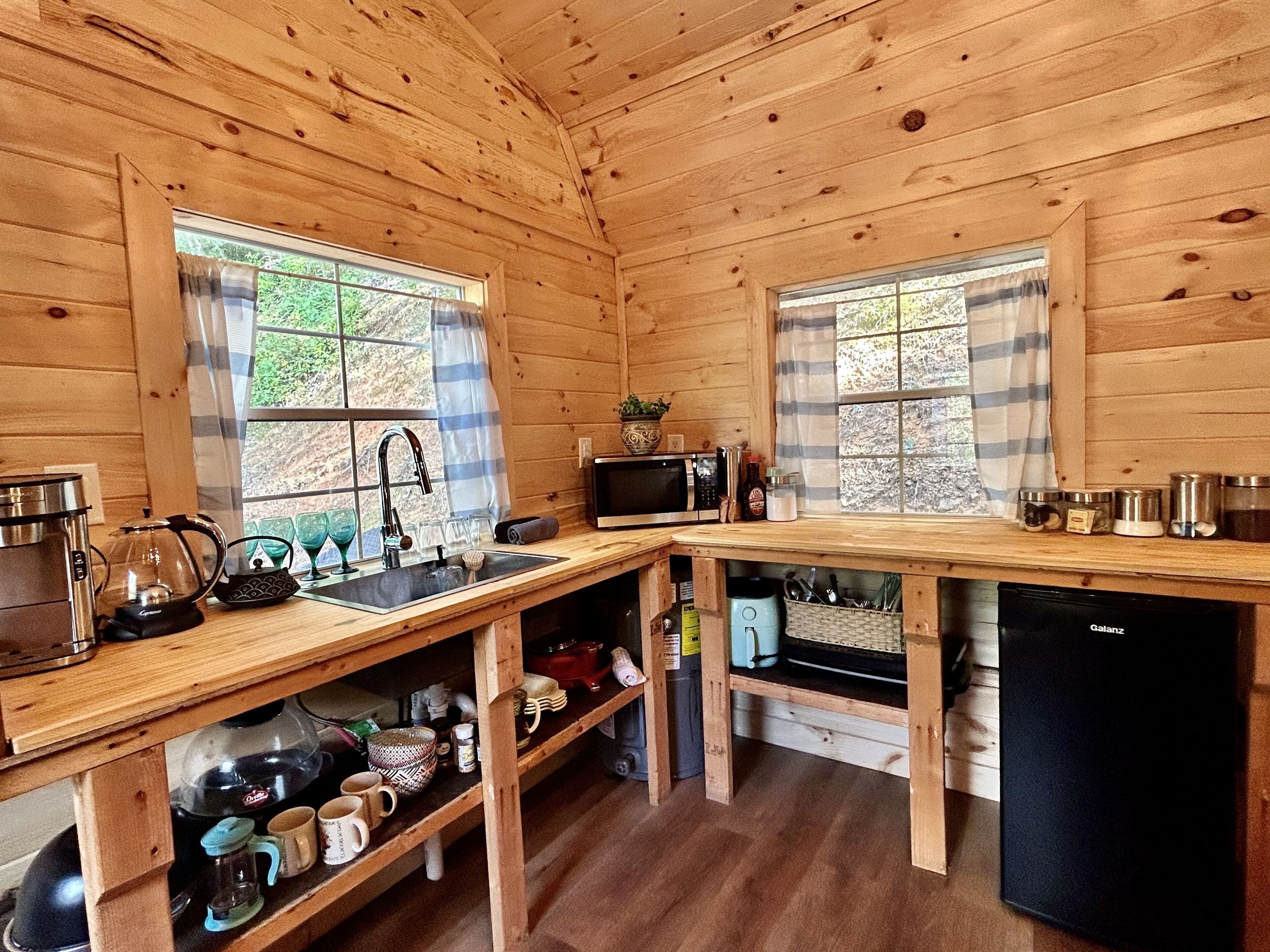 Réfrigérateur, micro-ondes, plaque de cuisson, cafetière/bouilloire