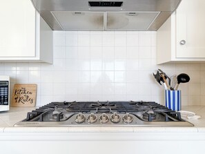 Fridge, microwave, oven, stovetop - Sea View Escape (San Clemente)