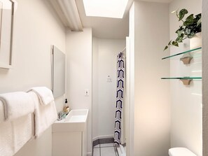 Kombinert dusj/badekar, hårføner og håndklær