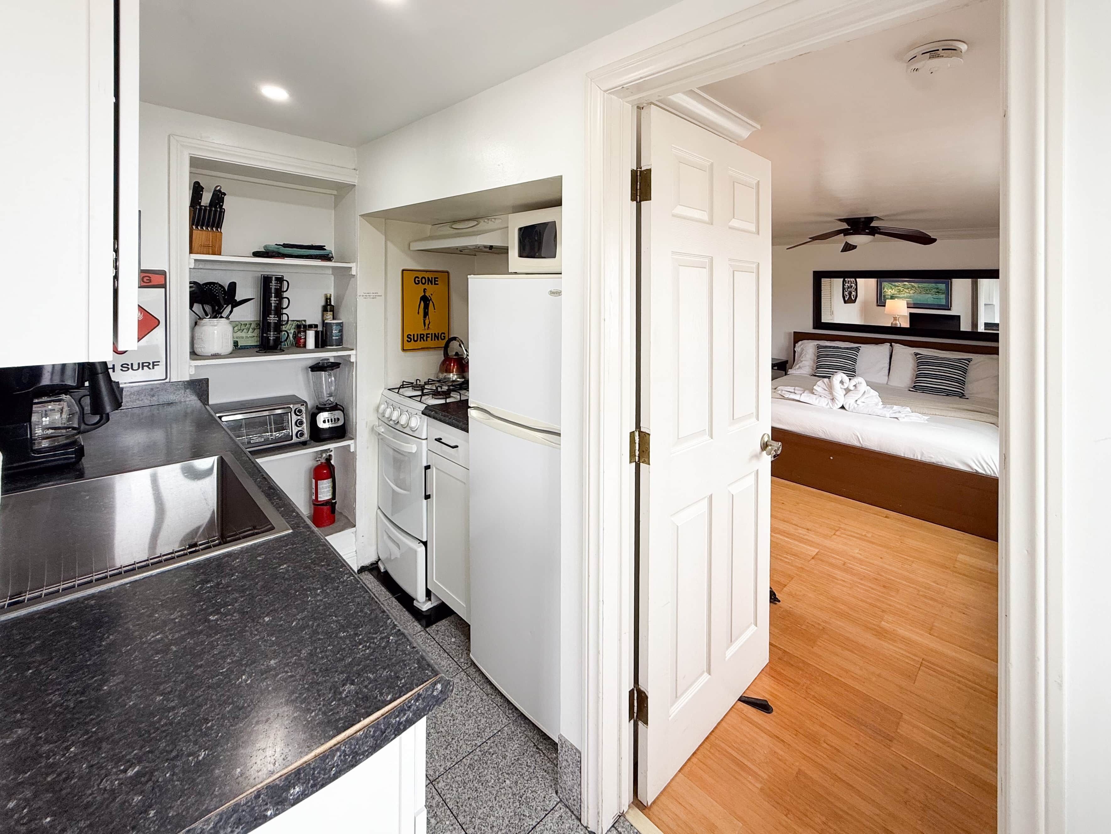 Réfrigérateur, micro-ondes, four, plaque de cuisson