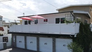 Un bâtiment doté d’un espace garage comprenant quatre portes de garage numérotées.