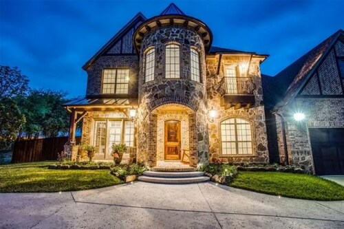 Luxury 6 BR, 5.5 baths with fabulous outdoor kitchen and pool!
Sleeps 14