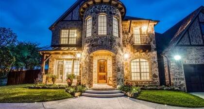 Luxury 6 BR, 5.5 baths with fabulous outdoor kitchen and pool!
Sleeps 14