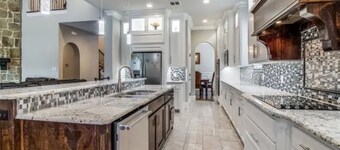 Knotting Hill Place Luxury 6 BR, 5.5 baths outdoor kitchen and pool!
Sleeps 14