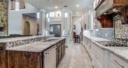 Knotting Hill Place Luxury 6 BR, 5.5 baths outdoor kitchen and pool!
Sleeps 14