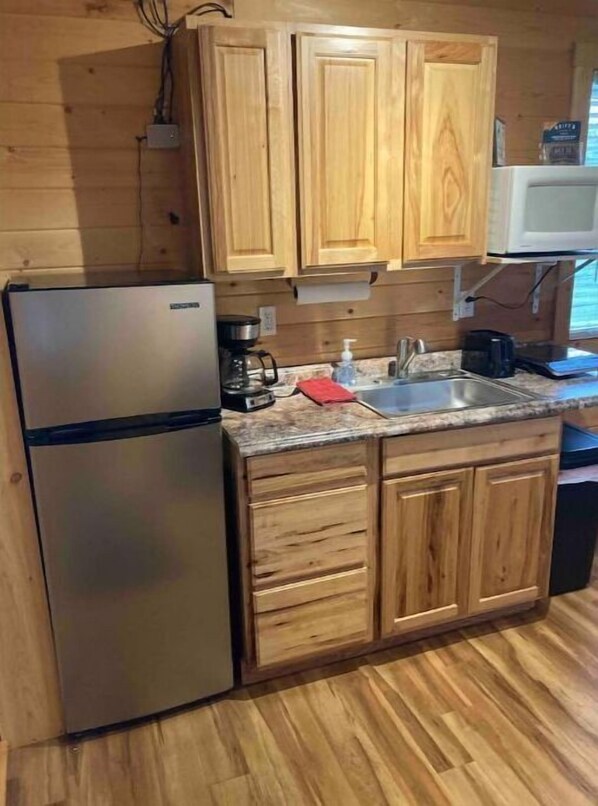 Kühlschrank, Mikrowelle, Wasserkocher mit Kaffee-/Teezubehör