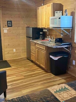 Kühlschrank, Mikrowelle, Wasserkocher mit Kaffee-/Teezubehör