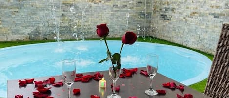 Economy Single Room | Living area | Flat-screen TV