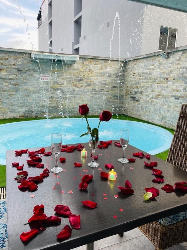 Economy Single Room | Living area | Flat-screen TV