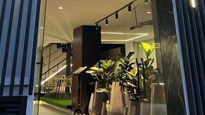 Das Hotel Plazuela Real mit modernem Design, das eine markante Eingangspartie und beleuchtete Beschilderung zeigt.