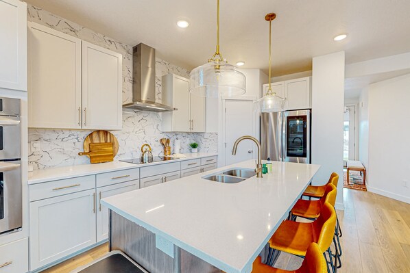 Kühlschrank, Mikrowelle, Ofen, Herdplatte