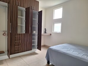 2 bedrooms, desk, iron/ironing board, WiFi