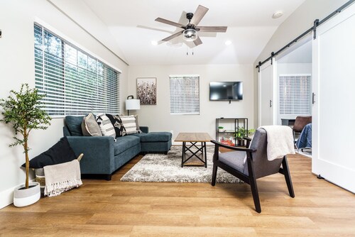 2-bedroom cottage just 7 minutes from Viejas Casino