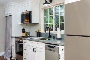 Refrigerador, microondas, parrilla de estufa y lavavajillas