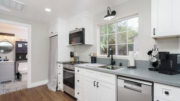 Réfrigérateur, micro-ondes, plaque de cuisson, lave-vaisselle