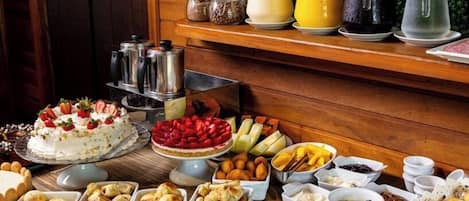 Café da manhã feito na hora grátis todos os dias