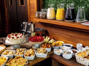 Free daily cooked-to-order breakfast - Hotel Cabanas Glamour (Gramado)