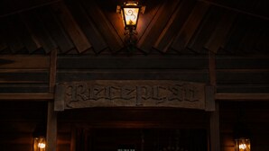 A building with a sign reading 'GRAPEFRUIT' and a logo above the entrance. - Hotel Cabanas Glamour (Gramado)