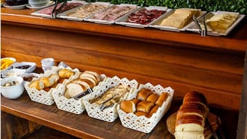 Termasuk sarapan pesanan masak setiap hari