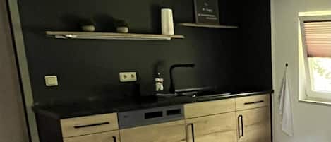 冷蔵庫、電子レンジ、オーブン、コンロ
