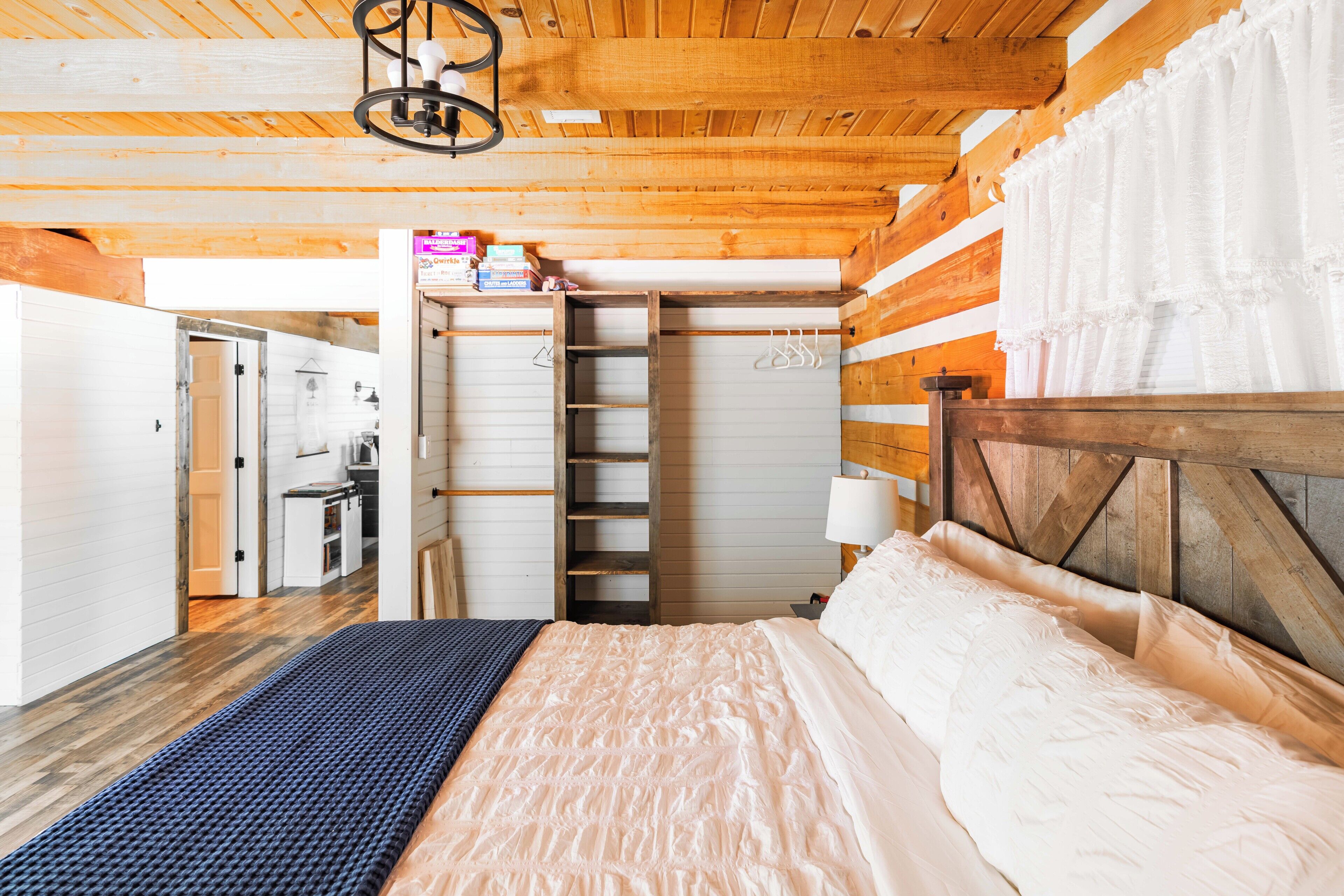 Tabla de planchar con plancha, wifi y ropa de cama 