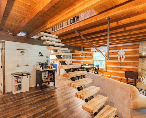 Charming Cabin in the Woods