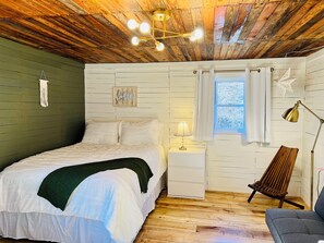 1 bedroom, WiFi, bed sheets - Rustic Old Mill Tiny Home (Fountain Run)
