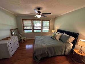 3 chambres, bureau, fer et planche à repasser, lit parapluie