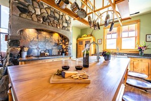 Fridge, microwave, oven, stovetop - Whetstone Chalet (Crested Butte)