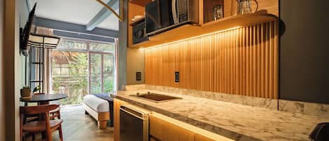 Standardrum | VÀrdeförvaringsskÄp pÄ rummet och mörklÀggningsgardiner