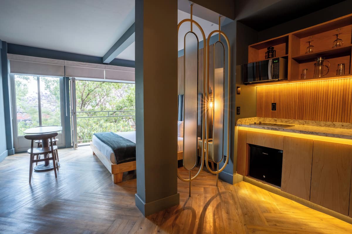 Phòng Deluxe, 1 giường cỡ king (Studio) | 1 phòng ngủ, két bảo mật tại phòng, màn/rèm cản sáng