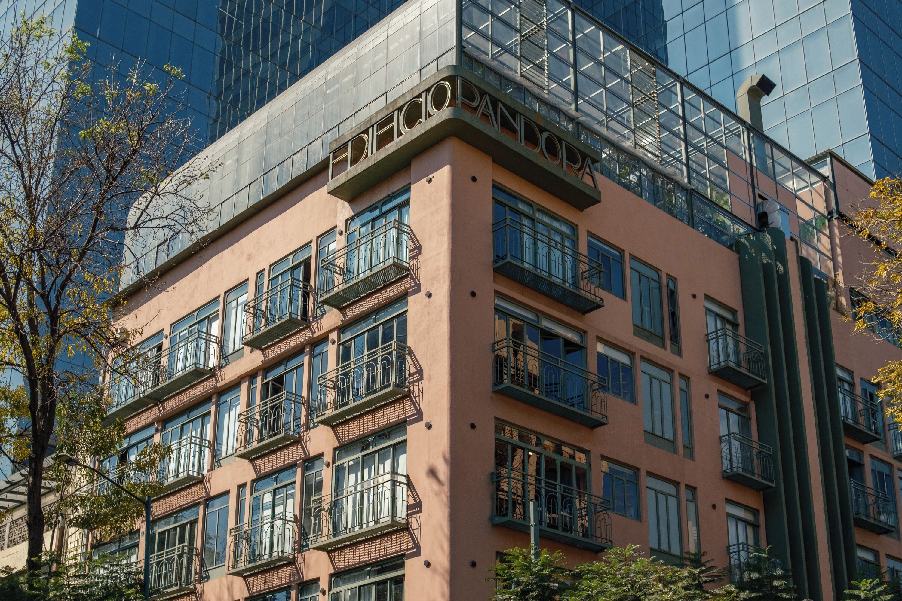 Vista frontal de la propiedad