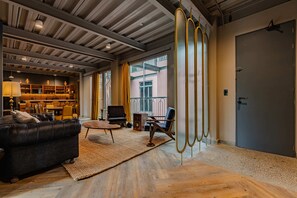 Apartamento superior | Área de estar | Smart TV