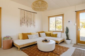 Interior - Desert Retreat – Embrace the Magic of Joshua Tree! (Joshua Tree)