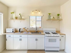 冰箱、微波炉、烤箱、炉灶