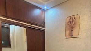 Una camera da letto con un letto, un armadio e uno specchio.