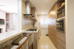 Geladeira, micro-ondas, cooktop, torradeira