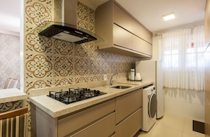 Geladeira, micro-ondas, cooktop, torradeira
