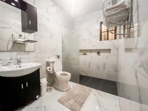 Secadora de cabello, toallas, jabón, papel de baño