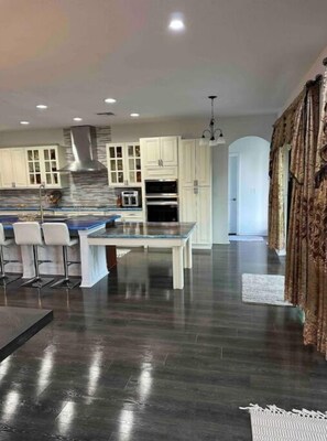 Private kitchen - Gorgeous Home Equipped with Gym & 7BR and 5.5 Bath  (Seffner)