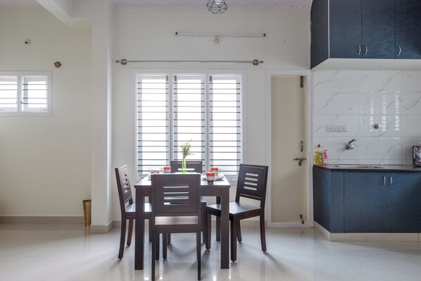 Dining - Jazzy 2BHK Penthouse-12 to mins-Manyata-Karle Town Center-Bhartiya City (Bengaluru)