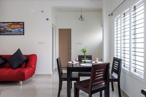 Dining - Jazzy 2BHK Penthouse-12 to mins-Manyata-Karle Town Center-Bhartiya City (Bengaluru)