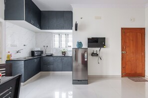 Fridge, microwave, toaster, cookware/dishes/utensils - Jazzy 2BHK Penthouse-12 to mins-Manyata-Karle Town Center-Bhartiya City (Bengaluru)