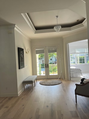 Interior - New on VRBO
House in the heart of Olde Naples. Walk to beach, 5 Ave and Cambier! (Naples)