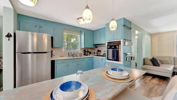 精緻別墅 | 私人廚房 | 大型冰箱、微波爐、烤箱、爐台