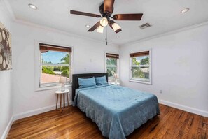 7 bedrooms, desk, iron/ironing board, travel cot