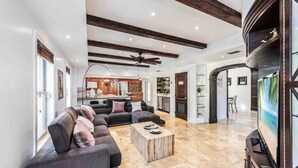 Unclassified image, 2 of 59, button - Villa in Miami, Movie theater, Pool, & Jacuzzi ! (Miami)