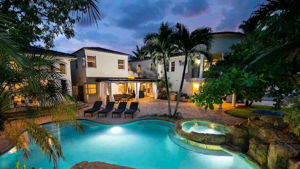 Unclassified image, 1 of 59, button - Villa in Miami, Movie theater, Pool, & Jacuzzi ! (Miami)