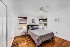 7 bedrooms, desk, iron/ironing board, travel cot